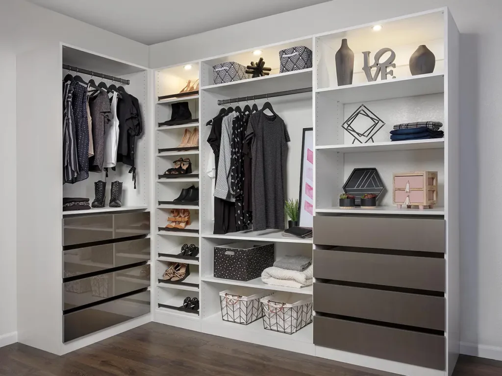Space-saving wardrobe cabinets with sliding doors in Dubai